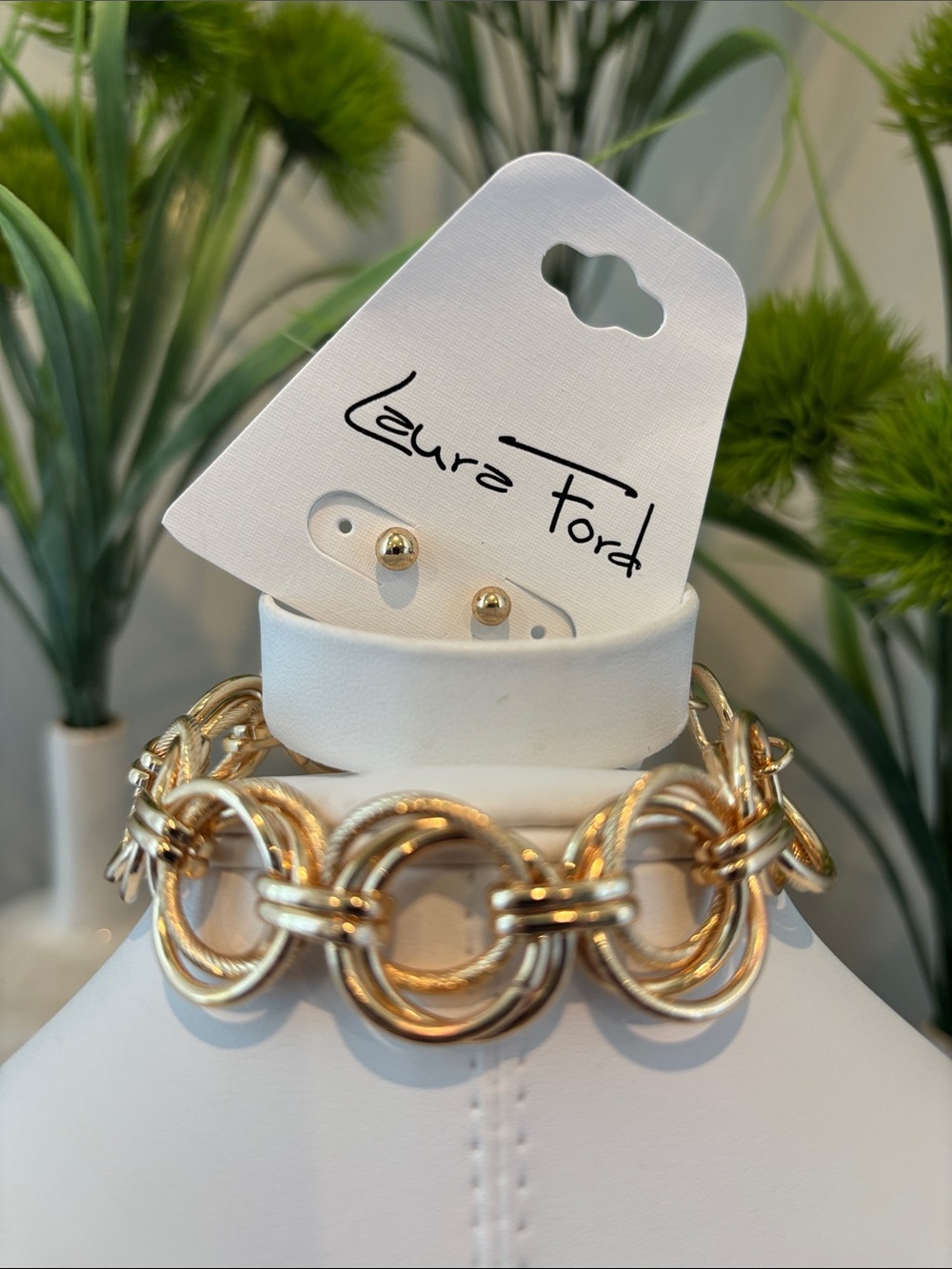 Laura Ford Goldtone interconnected circular links,chunky, adjustable,togel clasp